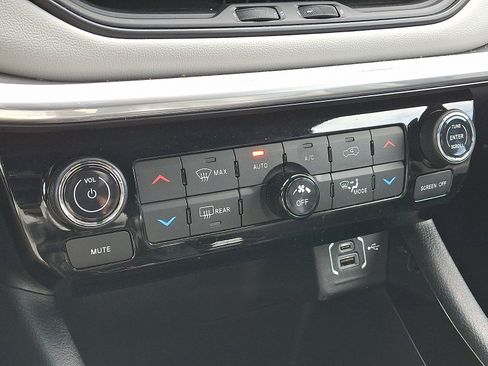 Certified 2024 Jeep Compass Limited image 16