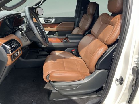 Certified 2024 Lincoln Navigator Reserve AWD/4WD image 9