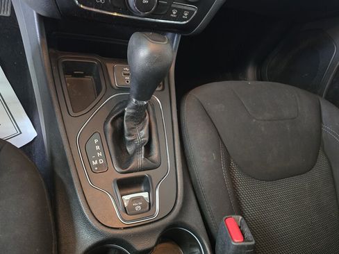 Used 2019 Jeep Cherokee Latitude w/ Cold Weather Group FWD image 21