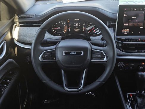 Used 2024 Jeep Compass Latitude image 14