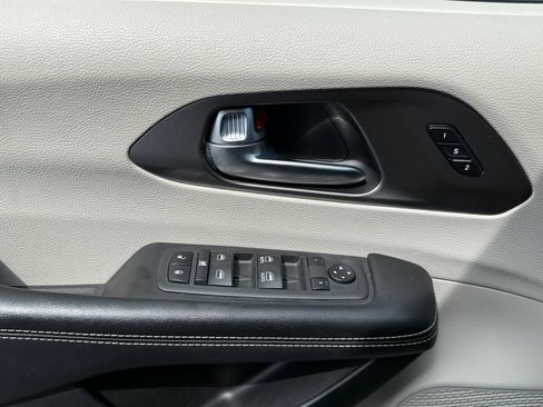 Used 2022 Chrysler Pacifica Touring-L FWD image 11