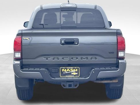 Used 2019 Toyota Tacoma TRD Off-Road w/ Technology Package AWD/4WD image 4