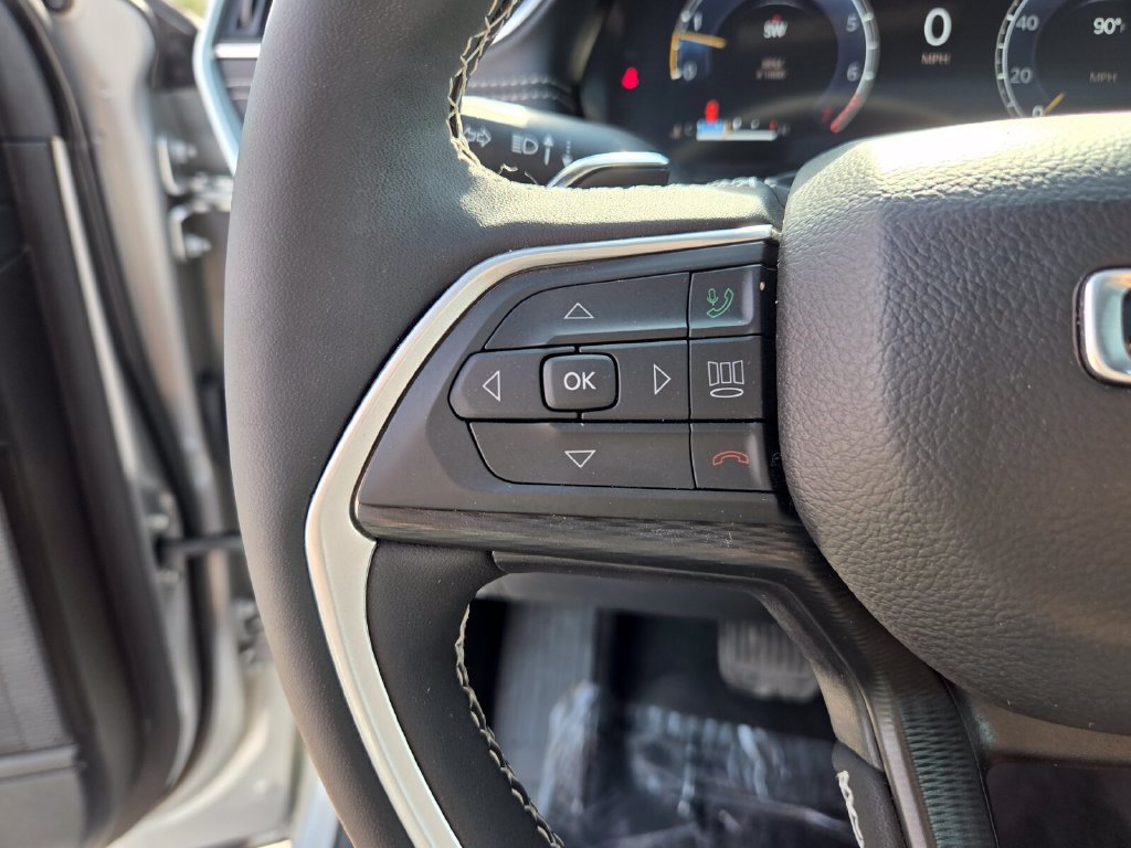 Used 2025 Jeep Grand Cherokee Altitude AWD/4WD image 32