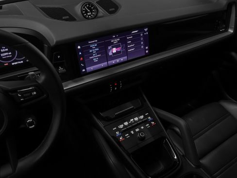Certified 2024 Porsche Cayenne Coupe AWD/4WD image 31