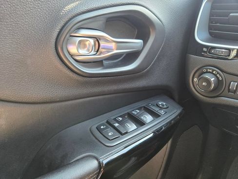 Used 2019 Jeep Cherokee Latitude Plus AWD/4WD image 13
