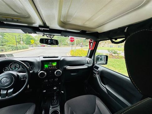 Used 2018 Jeep Wrangler Unlimited Sahara w/ Connectivity Group AWD/4WD image 31