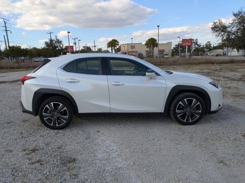 Used 2022 Lexus UX 200 w/ Accessory Package (Z1) image 3