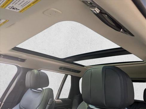 New 2025 Land Rover Range Rover SE image 17