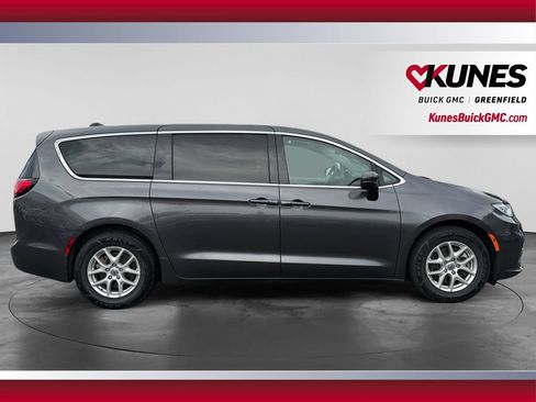 Used 2023 Chrysler Pacifica Touring-L FWD image 12