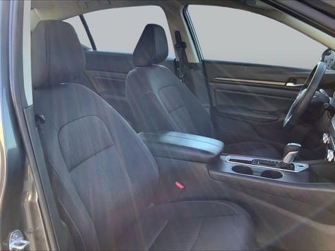 Used 2025 Nissan Altima 2.5 SV FWD image 9