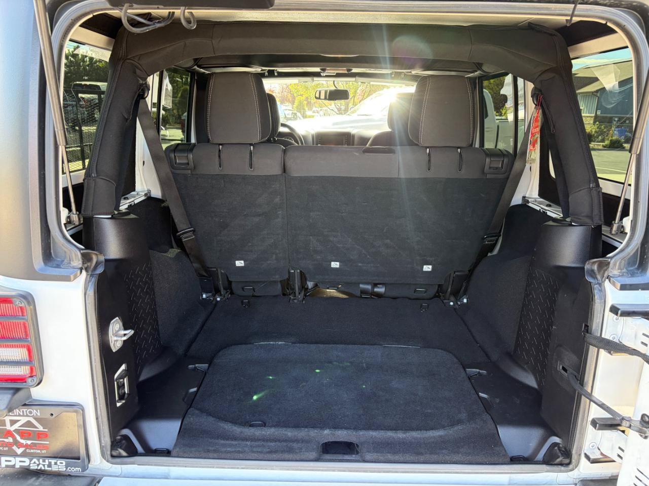 Used 2016 Jeep Wrangler Unlimited Sahara w/ Connectivity Group AWD/4WD image 6