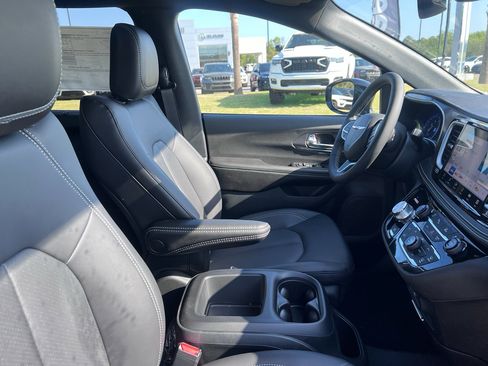 New 2026 Chrysler Pacifica Select image 13