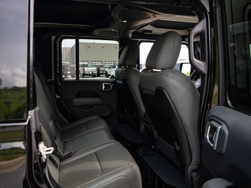 Used 2024 Jeep Gladiator Mojave AWD/4WD image 23