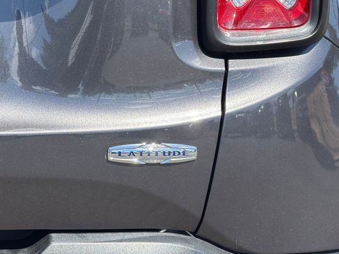 Used 2019 Jeep Renegade Latitude FWD image 25