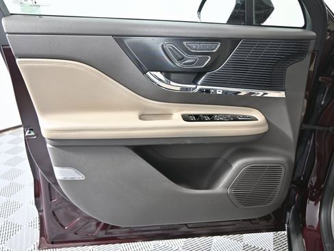 Used 2021 Lincoln Corsair Standard w/ Premium Package image 18