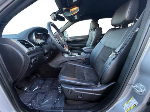 Used 2019 Jeep Grand Cherokee Laredo w/ Laredo X Package image 9