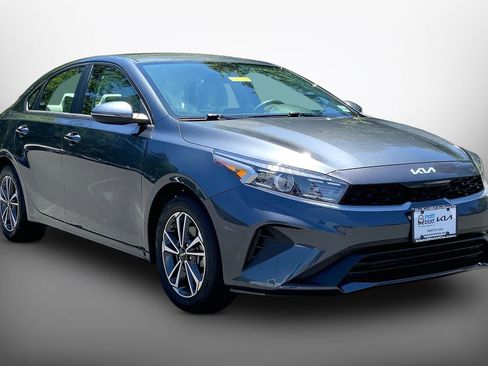Used 2023 Kia Forte LXS w/ LXS Technology Package FWD image 3
