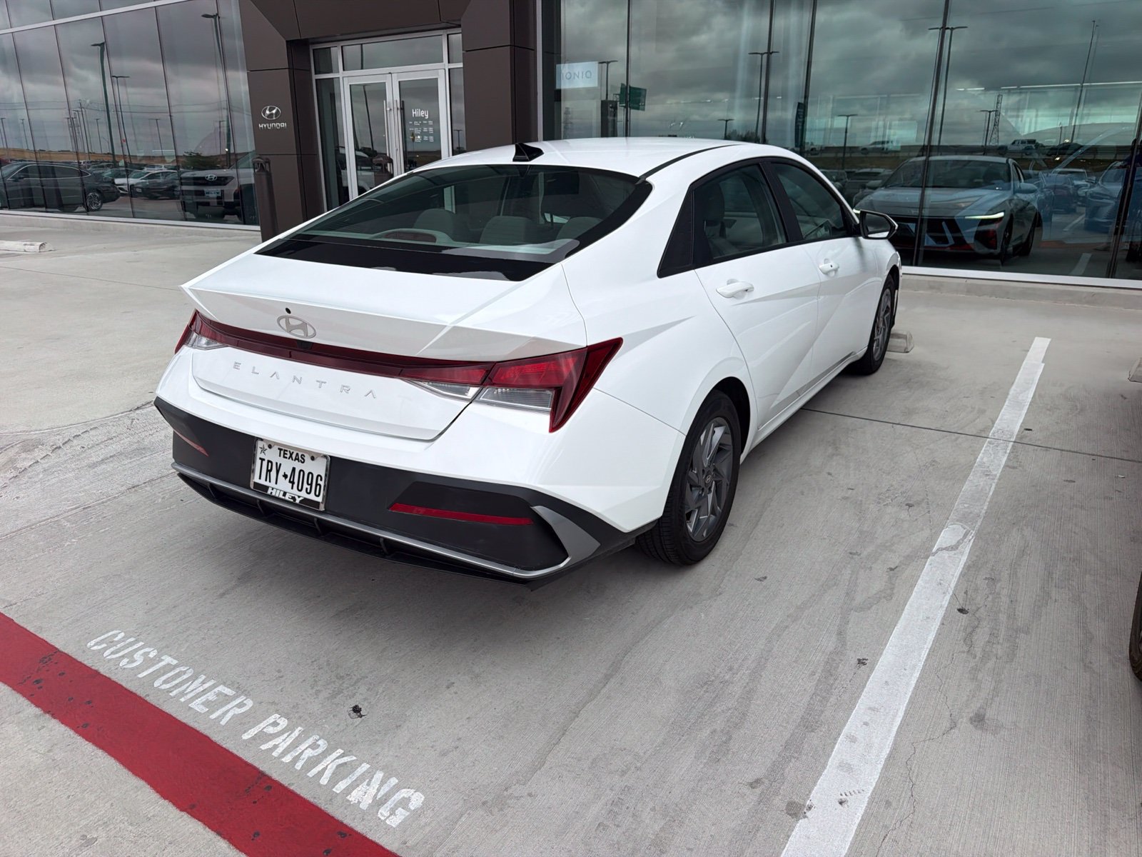 Used 2024 Hyundai Elantra SEL FWD image 5