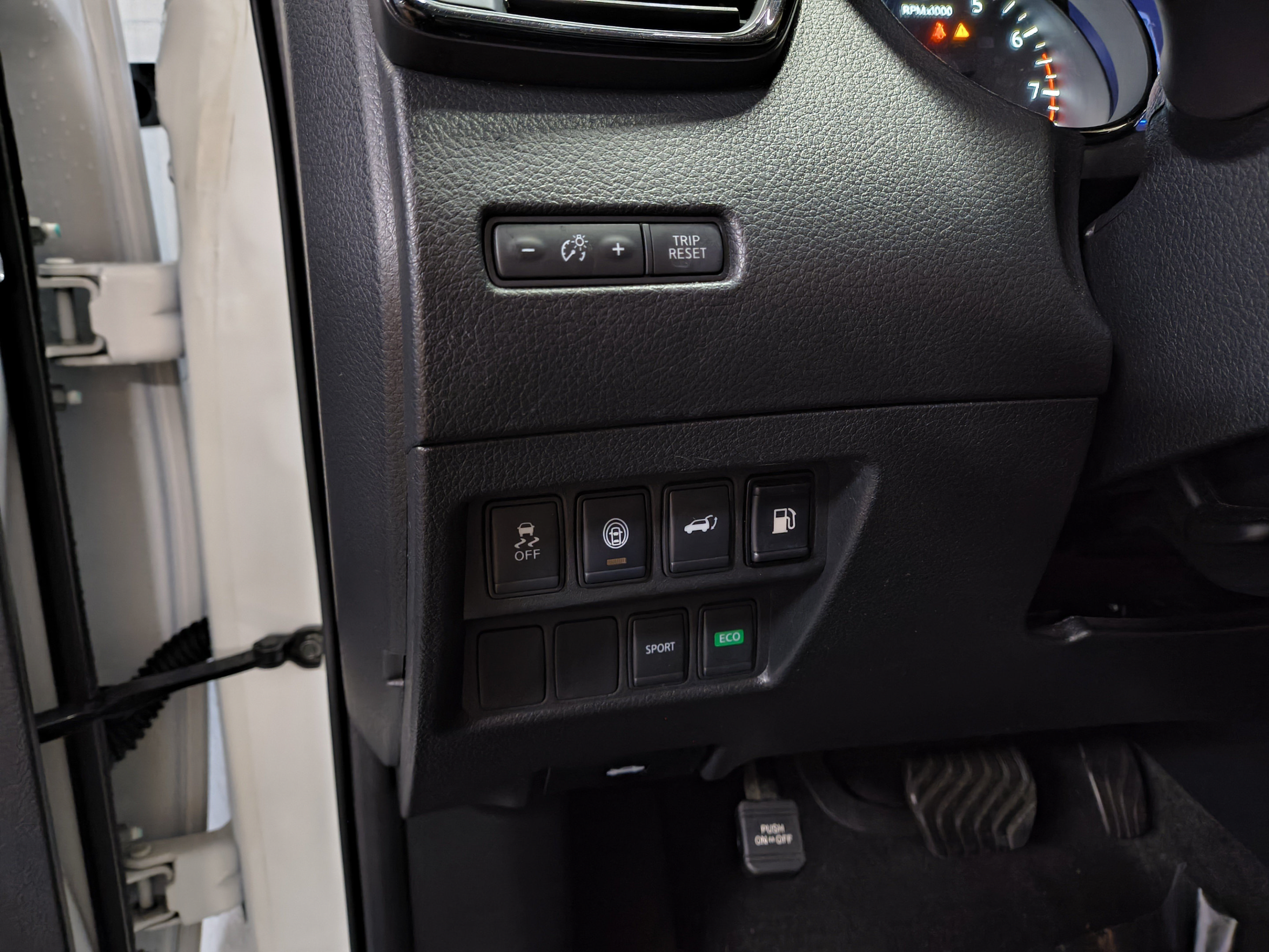 Certified 2020 Nissan Rogue SV FWD image 25