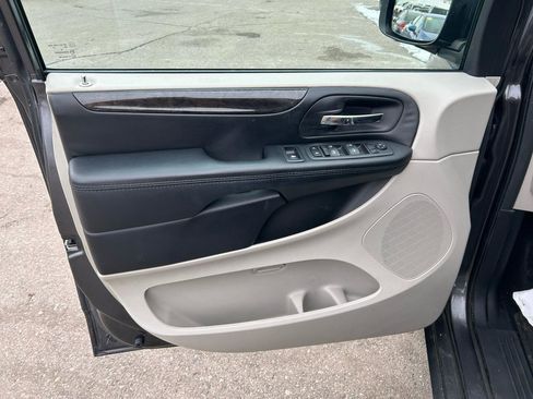 Used 2019 Dodge Grand Caravan SE w/ UConnect Hands-Free Group image 14