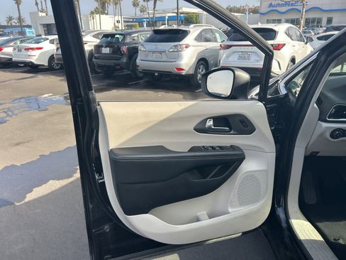 Used 2023 Chrysler Pacifica Touring-L image 13