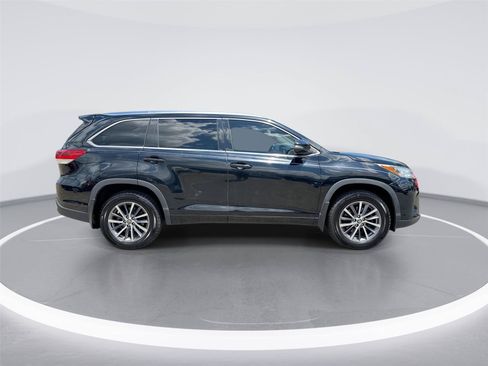 Used 2018 Toyota Highlander XLE AWD/4WD image 9