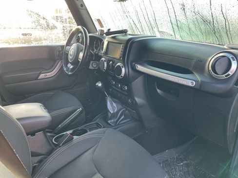 Used 2018 Jeep Wrangler Unlimited Sahara w/ Connectivity Group image 4