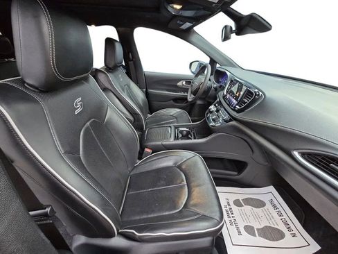Used 2025 Chrysler Pacifica Limited image 25
