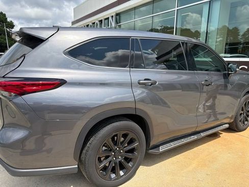 Used 2022 Toyota Highlander LE FWD image 4