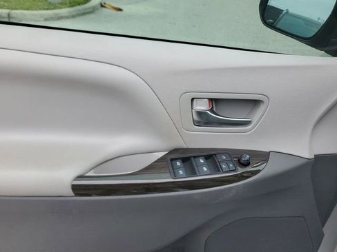 Used 2020 Toyota Sienna XLE w/ XLE Navigation Package image 17