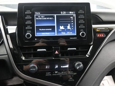 Used 2021 Toyota Camry SE image 19