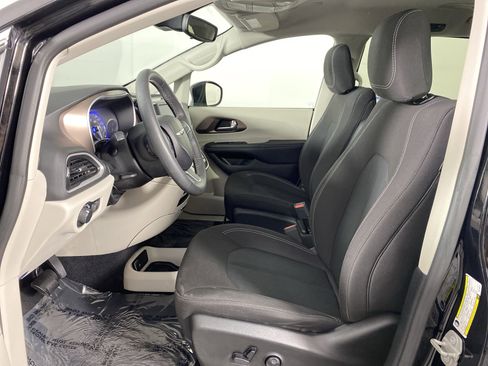 Used 2024 Chrysler Voyager LX image 15