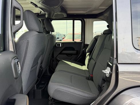 Used 2025 Jeep Wrangler Unlimited Sahara AWD/4WD image 15