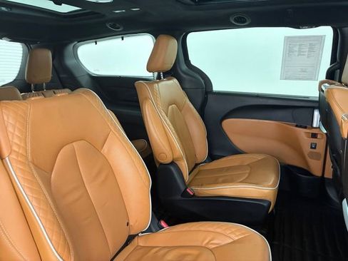 Used 2021 Chrysler Pacifica Pinnacle image 16
