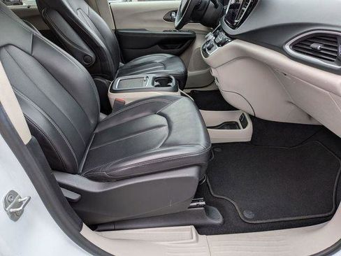 Certified 2023 Chrysler Pacifica Touring-L FWD image 30