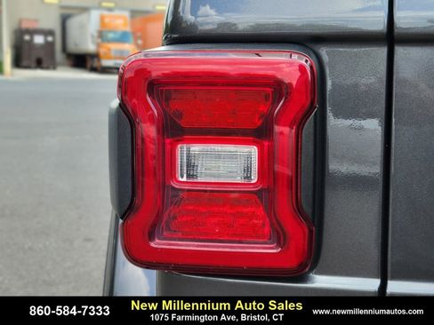 Used 2019 Jeep Wrangler Unlimited Sahara w/ Dual Top Group image 9