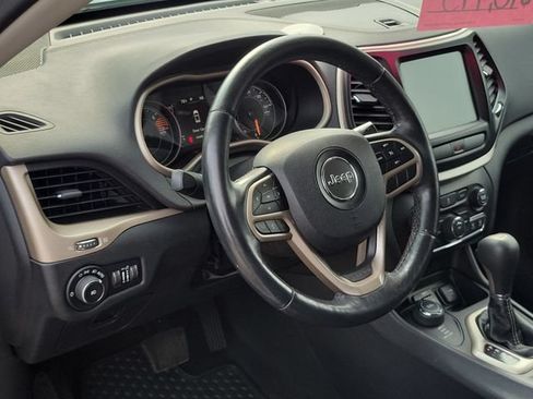 Used 2017 Jeep Cherokee Latitude w/ Cold Weather Group AWD/4WD image 8