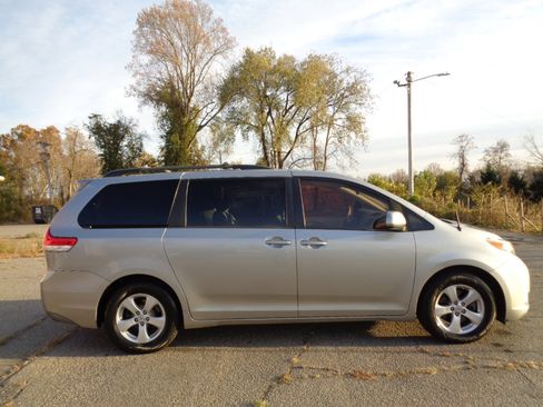 Used 2012 Toyota Sienna LE image 4