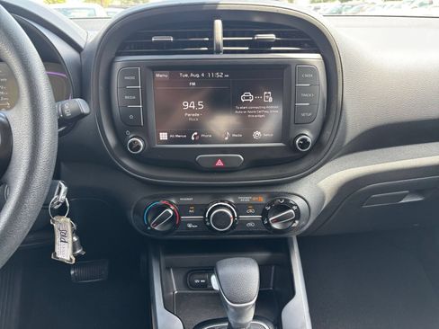 Used 2025 Kia Soul LX w/ LX Technology Package FWD image 17