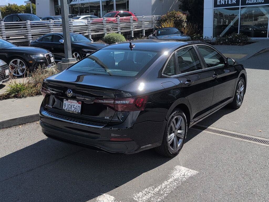 Used 2023 Volkswagen Jetta SE w/ Panoramic Sunroof Package FWD image 5