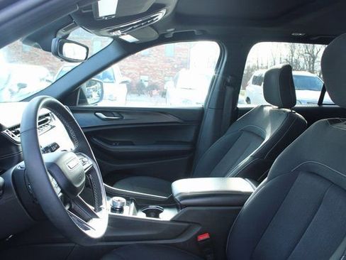 Used 2024 Jeep Grand Cherokee Laredo image 12