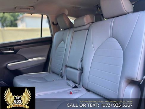 Used 2021 Toyota Highlander XLE AWD/4WD image 9