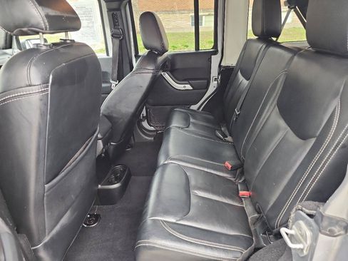 Used 2013 Jeep Wrangler Unlimited Sahara w/ Dual Top Group AWD/4WD image 8
