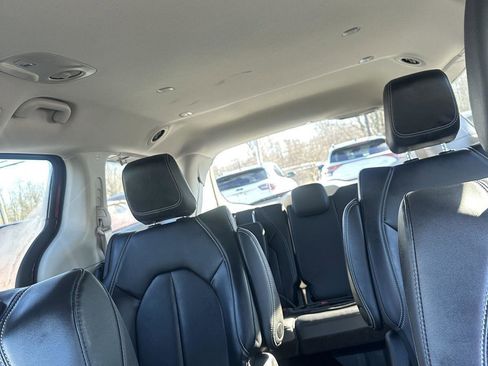 Used 2023 Chrysler Pacifica Touring-L image 22