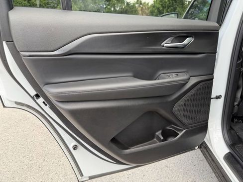 New 2025 Jeep Grand Cherokee L Altitude RWD image 17