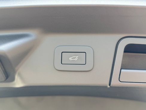 Certified 2026 Land Rover Range Rover Velar Dynamic SE AWD/4WD image 37