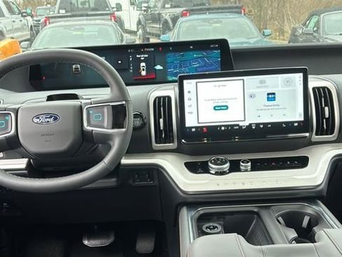 New 2025 Ford Expedition Active image 7
