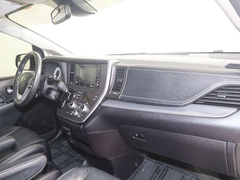 Used 2018 Toyota Sienna SE FWD image 39