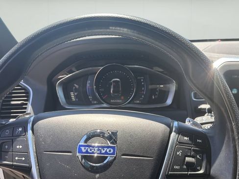 Used 2017 Volvo XC60 T6 R-Design w/ Climate Package AWD/4WD image 10