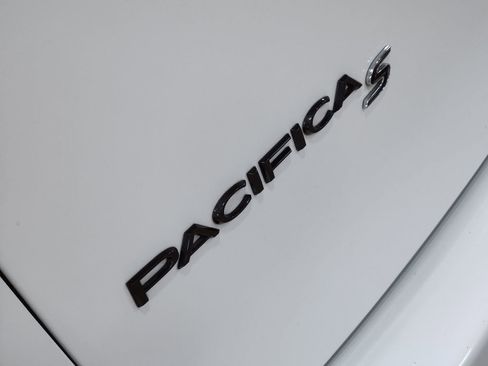 Used 2019 Chrysler Pacifica Touring Plus w/ S Appearance Package FWD image 25
